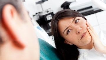 Woman with pain in her tooth